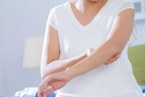 Menurut dr. Bayu Brahma dari Rumah Sakit Kanker Dharmais, terapi kompresi lengan dapat menjadi bagian dari terapi dekongestif lengkap, maupun terapi tunggal. 
