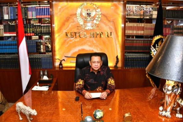 Selain Kementerian keuangan dan Bank Indonesia serta Kementerian Hukum dan HAM, di dalam TPK sebaiknya ada unsur Kemenlu dan Polri.