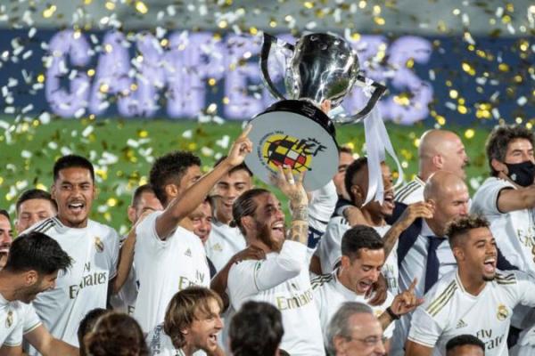 Raksasa LaLiga Spanyol, Real Madrid dikabarkan berencana menurunkan gaji para pemain setelah finansial klub terdampak pandemi virus corona.
