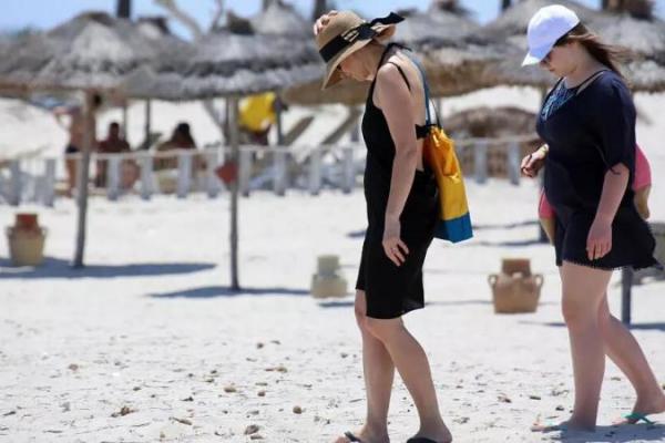 Sebanyak 155 pelancong bermasker asal Prancis, Jerman, dan Luksemburg disambut akhir pekan lalu di pulau wisata Djerba dengan pemeriksaan suhu.