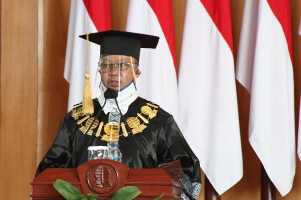 Rektor Universitas Terbuka (UT) Prof. Ojat Darojat menyebut terdapat dua hal yang Angka Partisipasi Kasar (APK) perguruan tinggi Indonesia masih rendah.