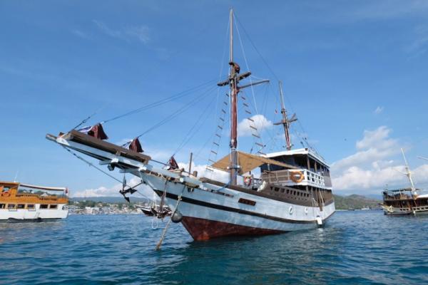 Banyak kapal wisata berupa kapal phinisi yang mencari keuntungan di Labuan Bajo tetapi tidak membayar pajak di daerah setempat.