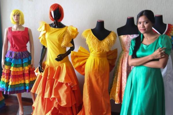 Desainer muda Migi Rihasalay sering menggunting pakaian ibunda tercinta. Kini ia menatap mimpinya.