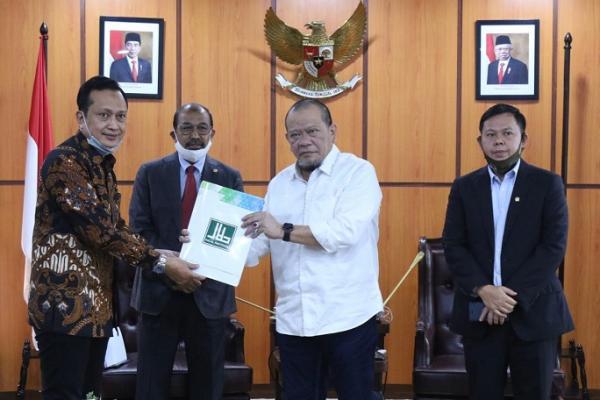 Wakil Ketua DPD RI Nono Sampono mengingatkan semua pihak besarnya potensi keuangan di sektor Syariah apabila pemerintah Indonesia serius menjalankan kebijakan pro Syariah.