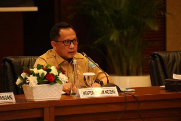 Mendagri Tito Karnavian mengeluarkan teguran tertulis untuk Bupati Karawang Cellica Nurrachadiana karena menggelar arak-arakan massa saat melakukan pendaftaran di Karawang, Jawa Barat.
