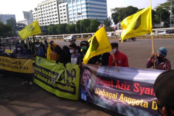 Serikat Mahasiswa Muslimin Indonesia Cabang Jakarta Pusat (PB SEMMI) mendesak Mahkamah Kehormatan Dewan (MKD) DPR untuk memberikan sanksi kepada Wakil Ketua DPR Azis Syamsuddin.