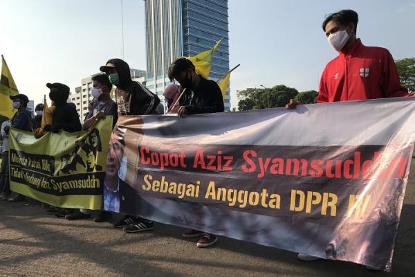 Serikat Mahasiswa Muslimin Indonesia Cabang Jakarta Pusat (PB SEMMI) menggelar aksi unjuk rasa dengan membagikan Tolak Angin untuk Wakil Ketua DPR Azis Syamsuddin, di Depan Gedung DPR, Jakarta, Jumat (24/7).