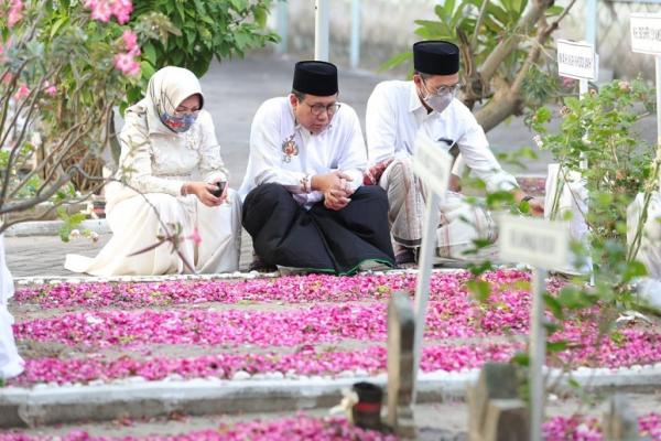 Gus Menteri pun menyambangi makam ayahanda KH M Iskandar yang bersebelahan dengan makam Ayahanda Syaifullah Yusuf, KH Yusuf Cholil