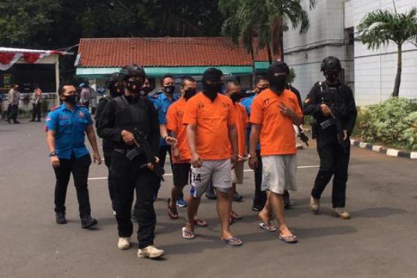 Modus jaringan narkoba Sumatera-Jawa dibongkar Polda Metro Jaya. Ratusan kilo barang haram diamankan.