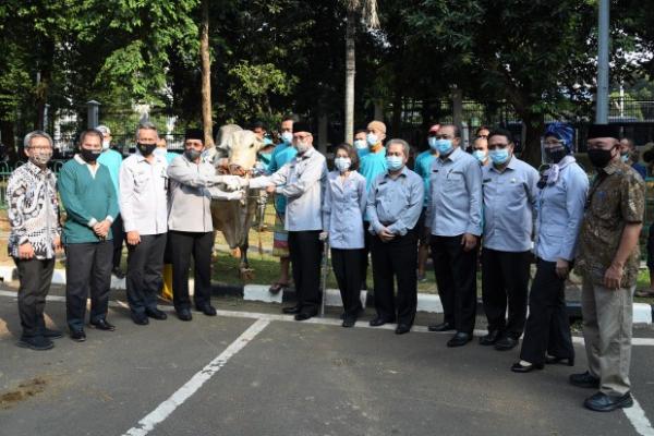 Suasana Idul Adha di tengah pandemi Covid-19 tak mengurangi semangat pengurus Masjid Baiturrahman DPR/MPR/DPD RI dalam menuntaskan kurban di Kompleks Parlemen, Senayan, Jakarta, Senin (3/8).