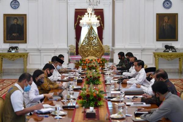 Istana kepresidenan angkat bicara terkait kritikan warganet yang menyebut Presiden Jokowi bersama para menteri kabinet Indonesia Maju tak gunakan masker saat rapat terbatas di Istana Negara, Senin (3/8).