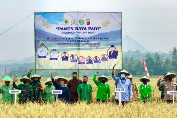 Ade Yasin senang dan bangga, serta mengapresiasi para petani khususnya “Kelompok Tani Jaya Mukti” atas terselenggaranya panen raya padi.