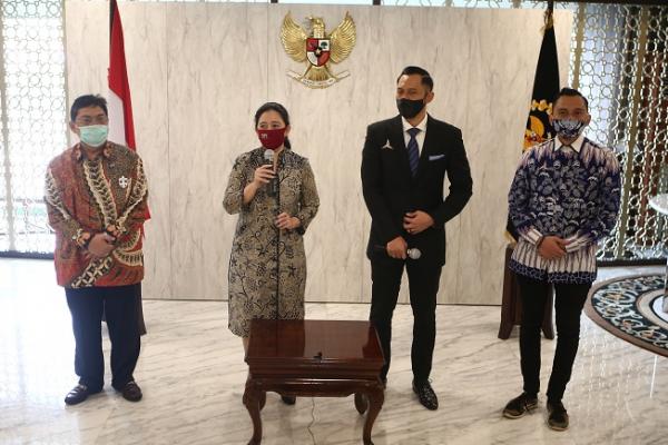 Ketua Umum Partai Demokrat Agus Harimurti Yudhoyono (AHY) menyambangi Ketua DPR Puan Manarani. Dalam pertemuan itu, Puan bersama AHY membahas penanganan pandemi Covid-19.
