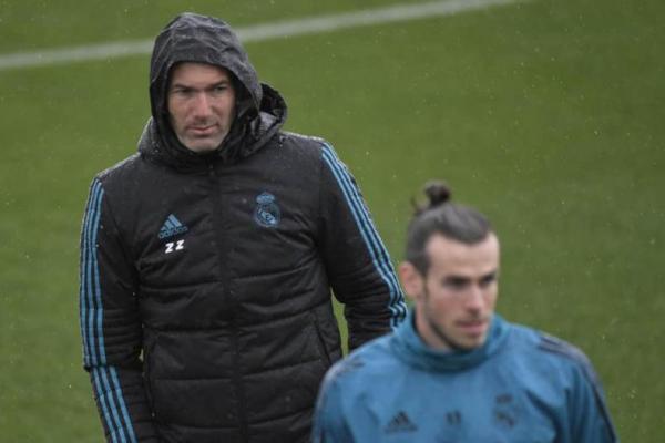 Giggs mengaku belum berbicara dengan manajer Real Madrid Zinedine Zidane tentang masalah Gareth Bale di Bernabeu.
