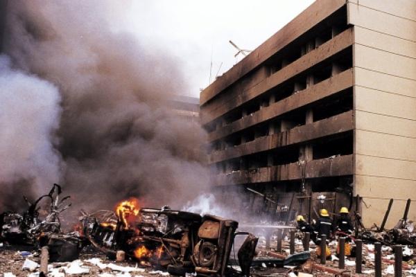 Pada 7 Agustus 1998, bom teroris meledak dalam beberapa menit satu sama lain di luar gedung kedutaan AS di Nairobi, Kenya, dan Dar es Salaam, Tanzania, menewaskan 224 orang