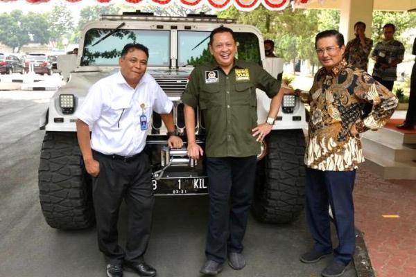 Bamsoet mendukung langkah Presiden Joko Widodo yang melarang Kementerian Pertahanan melakukan impor Alutsista yang bisa dipenuhi oleh industri pertahanan dalam negeri.