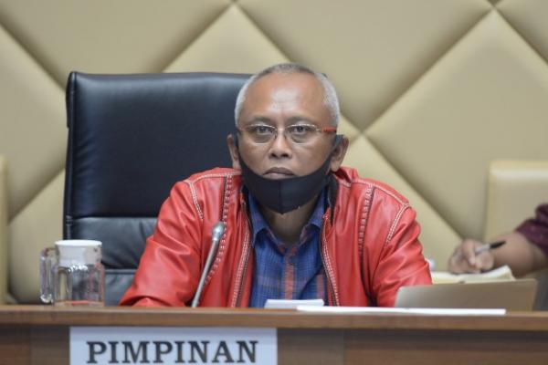 Wakil Ketua Komisi II DPR Arif Wibowo menilai bahwa ada banyak faktor yang menyebabkan munculnya calon tunggal dalam Pilkada.