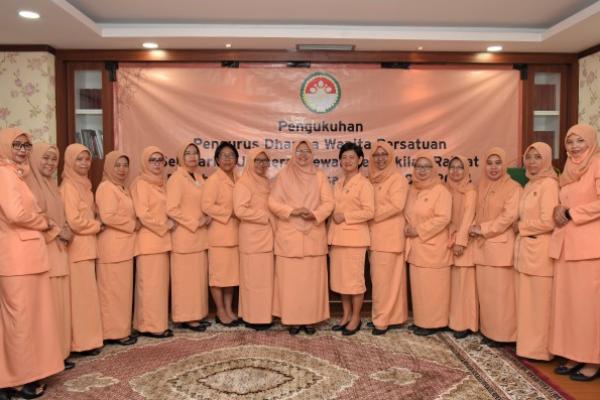 Pengurus Dharma Wanita Persatuan (DWP) Sekretariat Jenderal DPR RI Periode 2020-2024 resmi dikukuhkan.