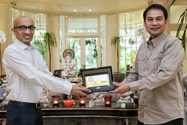 Wakil Ketua DPRI RI Azis Syamsuddin mengahadiri jamuan makan siang Dubes Singapura, Anil Kumar Nayar. Jamuan itu dalam rangka mempererat hubungan Indonesia-Singapura di masa Covid-19.