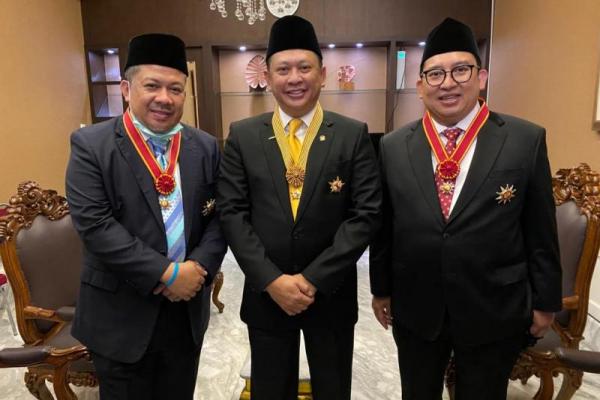Penghargaan Bintang Tanda Jasa yang diberikan kepada Bamsoet sebagai wujud penghargaan negara terhadap jasa dan sumbangsih yang telah ia lakukan selama menjadi Ketua DPR RI pada periode 2017-2019.