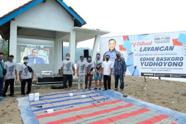 Ketua Fraksi Partai Demokrat DPR RI, Edhie Baskoro Yudhoyono (Ibas) mempromosikan wisata Trenggalek dengan cara menggelar festival Layangan dengan tema 