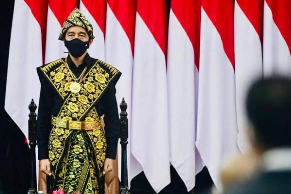Presiden Jokowi mengenakan baju adat suku sabu, Nusa Tenggara Timur (NTT) dalam Sidang Tahunan MPR dan sidang bersama DPR-DPD, di Kompleks Parlemen, Jakarta, Jumat (14/8).