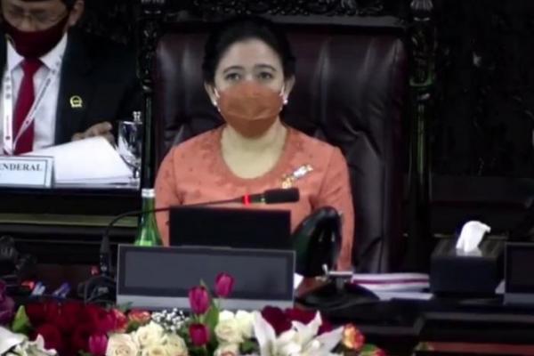 Ketua DPR RI Puan Maharani menyampaikan ucapan terimakasih kepada Presiden Jokowi yang kerap mengenakan pakaian adat daerah setiap acara kenegaraan.