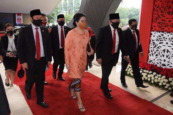 Ketua DPR RI Puan Maharani mengenakan kebaya oranye dalam Sidang Tahunan MPR, Sidang Bersama DPR-DPD, dan Pidato Kenegaraan Presiden di Ruang Sidang Gedung Nusantara, Kompleks Parlemen, Jakarta, Jumat (14/8).