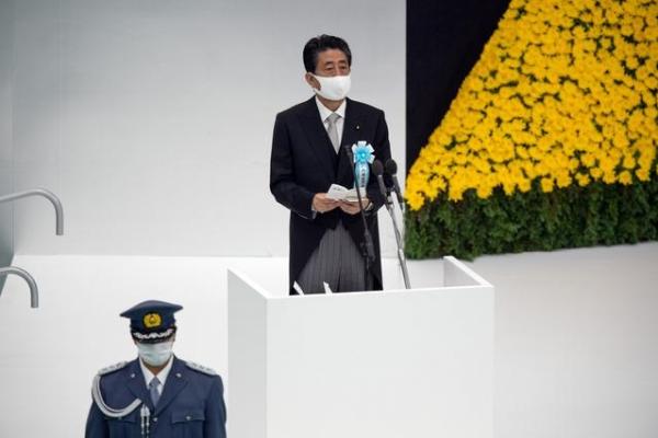 Setidaknya empat menteri kabinet Jepang memberikan penghormatan secara langsung di Yasukuni, tempat mengenang 14 pemimpin masa perang Jepang yang dihukum sebagai penjahat perang oleh pengadilan Sekutu, serta korban perang Jepang.