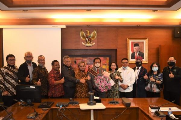 Sekretaris Jenderal DPR RI Indra Iskandar meraih gelar Doktor di bidang Ilmu Manajeman Bisnis dari Institut Pertanian Bogor (IPB).