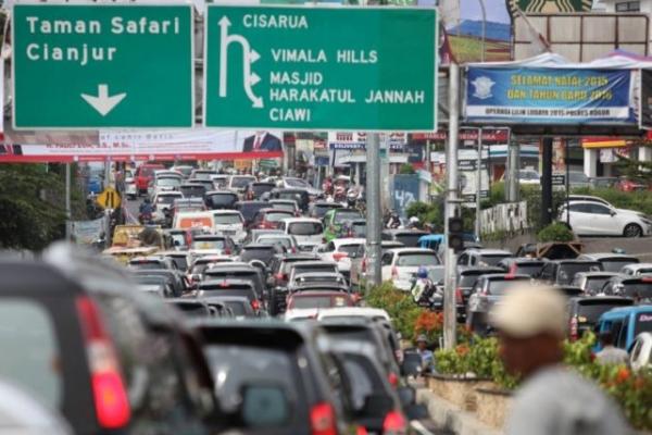 Arus lalu lintas di Simpang Gadog menuju Puncak, Bogor, Jawa Barat, terpantau mulai padat menjelang libur panjang, Kamis (20/8) pagi.