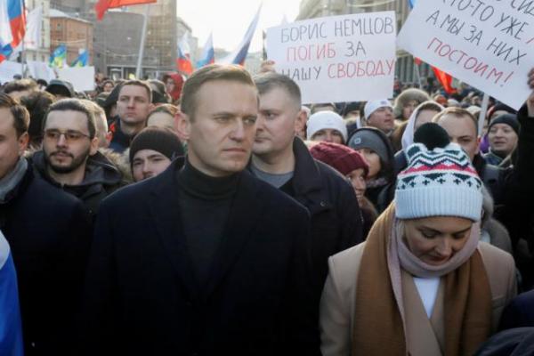 Pendukung Navalny berulang kali mengatakan yakin Navalny diracuni, menunjukkan gejalanya serta diagnosis awal klinik Jerman. 