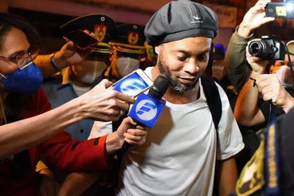 Ronaldinho dibebaskan pada Senin (25/8) oleh hakim Paraguay, setelah menjalani lima bulan kurungan atas kasus paspor palsu.