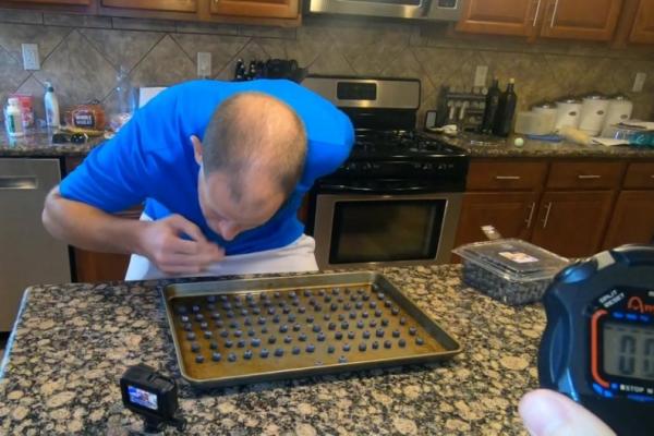 Seorang pria asal Idaho dengan kebiasaan memecahkan Guinness World Records kembali mencatatkan rekor ketika dia makan 107 blueberry 