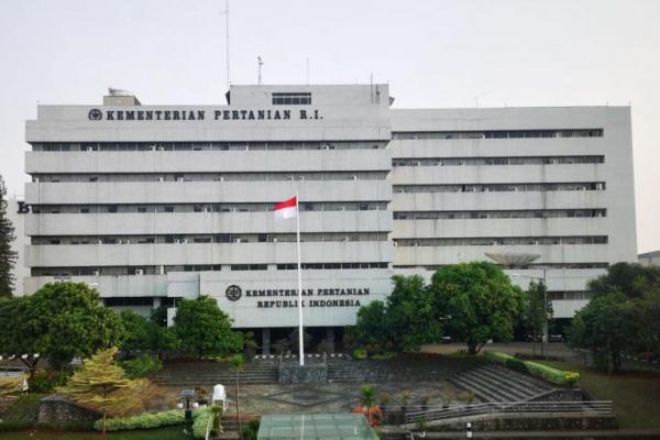 Kementan mengkonfirmasi sebanyak 17 pegawai Direktorat Jenderal Peternakan dan Kesehatan Hewan (Ditjen PKH), di gedung C Kementan positif terinfeksi COVID-19.