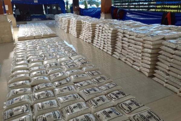 Bantuan beras ini dibagi menjadi 60.000 paket dan masing-masing paket berisi 5 kilogram beras.