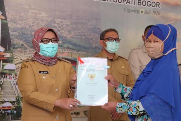 Pembagian sertifikat dilakukan secara simbolis oleh Bupati Bogor Ade Yasin, didampingi Ketua BPN Kabupaten Bogor.