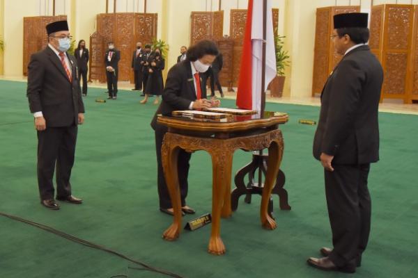 Sekretaris Jenderal DPR RI Indra Iskandar kembali melantik beberapa jabatan struktural dan jabatan fungsional untuk mengisi kekosongan jabatan di lingkungan Kesetjenan DPR RI.