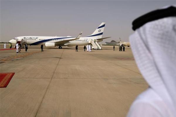 Pesawat Airbus A320 milik Israir Airlines mendarat di Bandara Internasional Bahrain setelah penerbangan hampir tiga jam dari Bandara Internasional Ben-Gurion, Tel Aviv.