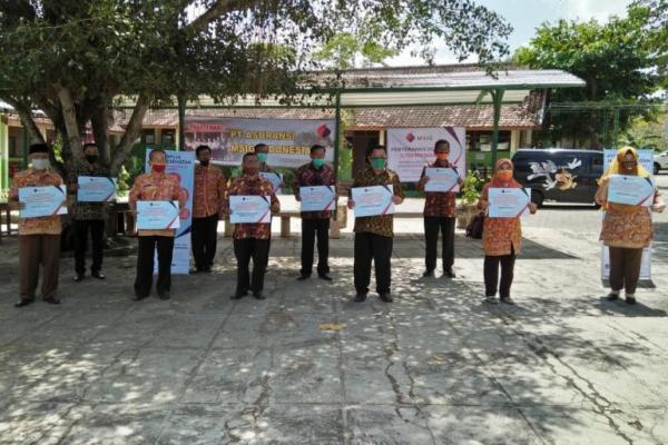 MSIG Indonesia menyerahkan donasi berupa peralatan pencegahan penularan Covid-19 untuk 12 sekolah dasar (SD) di Paliyan