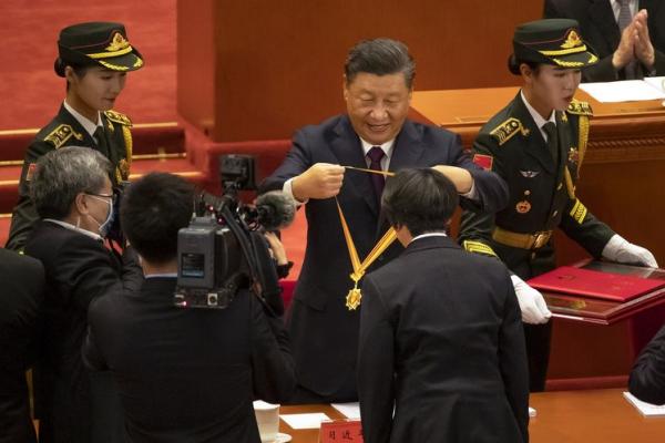 Xi membagikan medali emas kepada empat 
