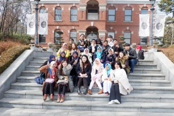 Program Manager Beasiswa IKSP, Vivi menjelaskan program ini merupakan program resmi yang berkerjasama dengan International Korea Culture & Study (IKCS), dan 50 universitas di Korea Selatan.