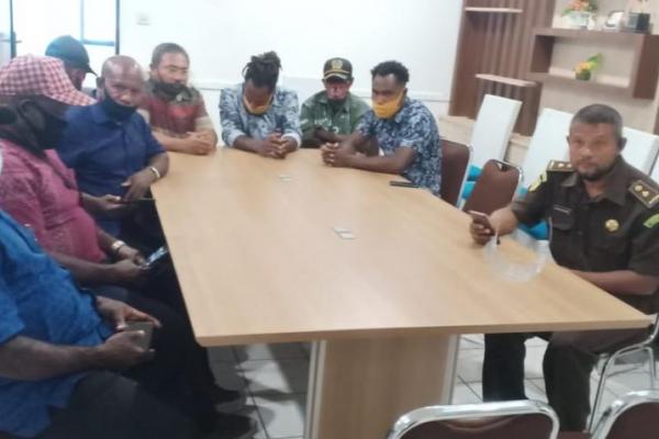 Perwakilan 125 kepala kampung dan masyarakat Kabupaten Puncak Jaya mendesak Kejati Papua segera menindaklanjuti penanganan dugaan kasus penyalahgunaan dana desa tahun anggaran 2019 di Kabupaten Puncak Jaya Papua.