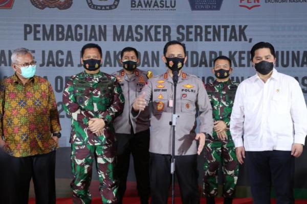 Pembagian 34.355.922 masker serentak dilakukan oleh jararan polda dan polres seluruh Indonesia.