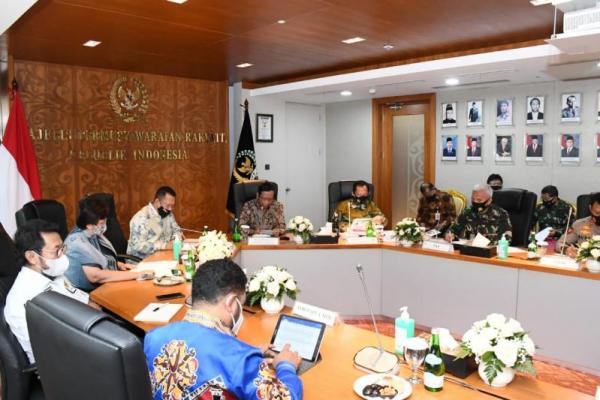 MPR dan pemerintah sepakat bahwa MPR RI For Papua ke depan akan membantu pemerintah serta dilibatkan oleh pemerintah sebagai mediator antara pemerintah dengan rakyat Papua.