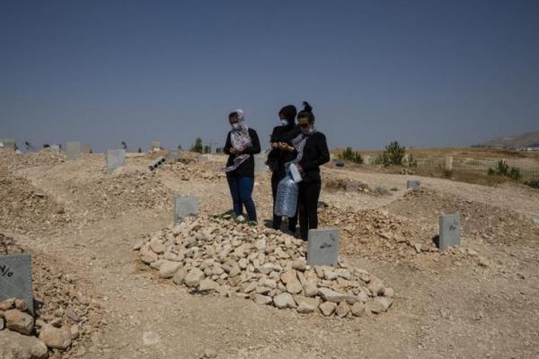 Abu Haider dan kerabatnya membutuhkan beberapa jam untuk menggali kuburan keponakannya dan menggali mayat di sebuah pemakaman di kota Najaf di Irak selatan