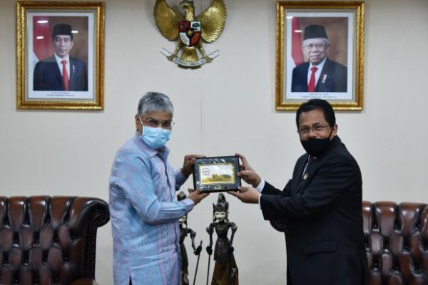 Sekretaris Jenderal DPR RI Indra Iskandar menerima kunjungan kehormatan Duta Besar (Dubes) India untuk Indonesia Pradeep Kumar Rawat.