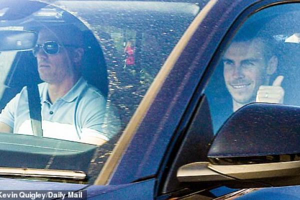 Bale tampak tersenyum lebar saat tiba di tempat latihan Tottenham Hotspurs, Enfield, untuk menandatangani kontrak dengan tim lamanya itu.