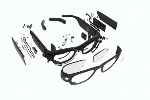 Facebook telah bekerja sama dengan perusahaan kacamata Prancis-Italia EssilorLuxottica, yang terkenal dengan merek Ray-Ban-nya, untuk memproduksi kacamata pintar.