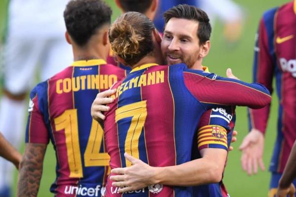 Barcelona dilaporkan mengadakan diskusi dengan Philippe Coutinho dan Antoine Griezmann mengenai potensi pemotongan gaji di Camp Nou.
